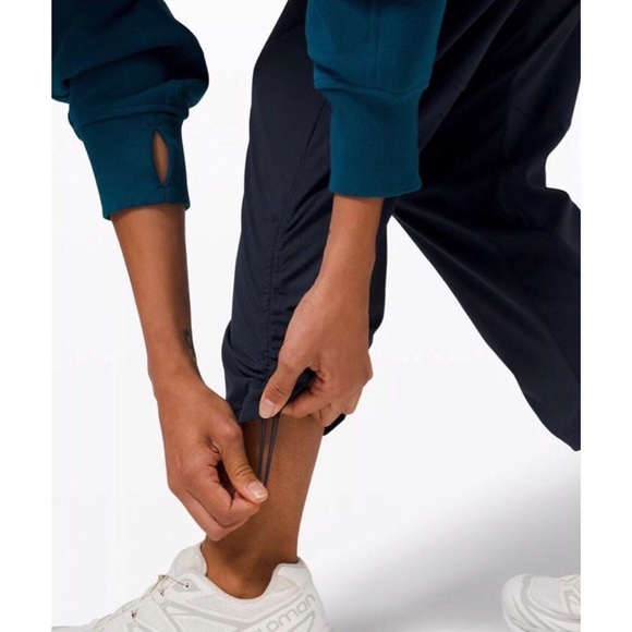 Lululemon Beyond the Studio Crop size 2 - Picture 4 of 4